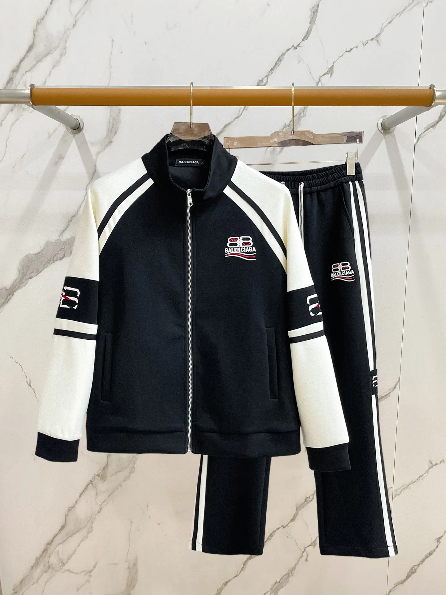Balenciaga 2026 New Arrival counter Same Style casual suit, Breathable, comfortable and casual! Full of high-end feel! The details are exquisite and high-end, and the workmanship is impeccable! The original Premium fabric is very high-end! The fabric is crisp and anti-wrinkle Wear-Resistant, warm, neat and stylish. Everyone must buy a set this autumn and winter. They must look cool and cool when wearing them. We especially recommend Sizes M-3XL